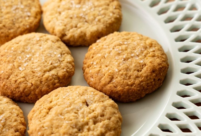 デーツとナッツのオートミールクッキ