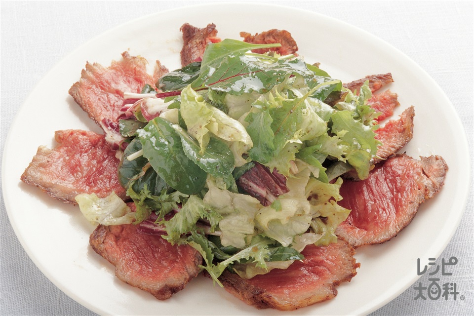 🍽️ 豚バラ肉のシャリアピンステーキ 本来は牛肉で作られるシャリアピンステーキを、家庭向けに豚バラ肉でアレンジ✨ 豚バラ肉の旨味を活かし、じっくり火入れすることでジューシーに、ごはんに合う味に仕上げました♪🔎 シャリアピンとは？ シャリアピンステーキは