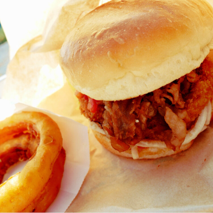 オープンまであと30日！！,うずうず！ワクワク！グルメに絶景、おみやげまで全部が主役！道の駅うずしおがリニューアル！来るたび楽しい、ここだけ体験を。,何度来ても新しい、何度でも行きたくなる。そんな“道の駅”を私たちは目指しています。,新しく生まれ変わる「道の駅うずしお」は、“行ってみたくてうずうずする！”そんなワクワクを詰め込んだ場所を目標にしています。,