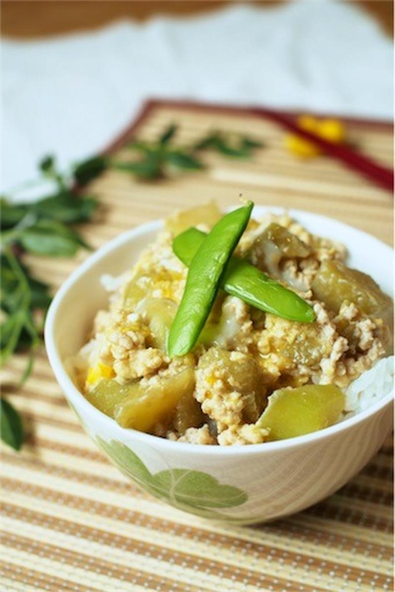 肉みそたまご丼 , 子供も大人も喜ぶレシピ！, .,材料 2人分, 豚ひき肉 150g, 溶き卵4個分,長ねぎ 1 2本, にんにく 1片, しょうが 1片, サラダ油 小さじ1, ごま油 大さじ1 2, 青ねぎ 適量, 温かいごはん2膳分, ＜A＞, 味噌 大さじ3, 酒 大さじ2, みりん 大さじ2, 砂糖 大さじ1, 水