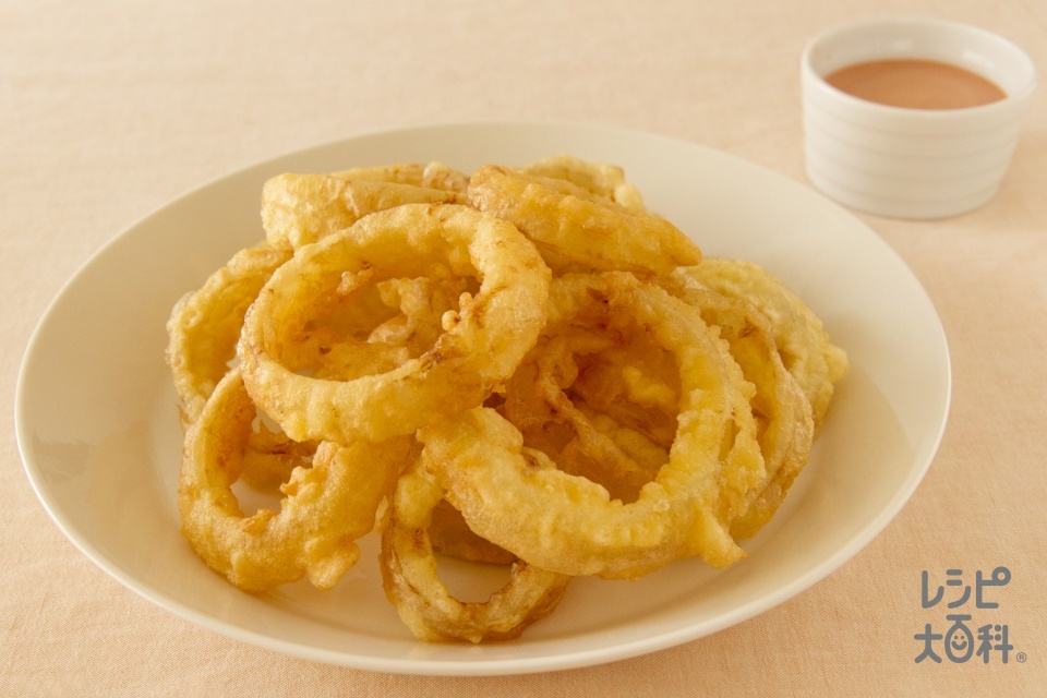 まるで花のように出来上がる！アメリカの定番「オニオンブロッサム」の作り方 - macaroni