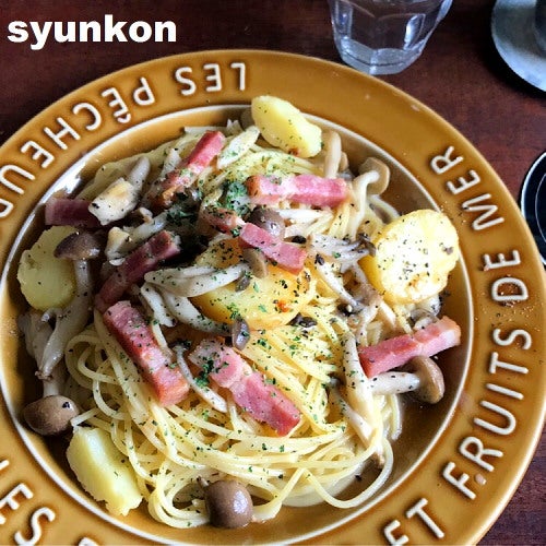 6Pチーズインじゃがいも＜材料 2人分 ＞ 6Pチーズ 1箱 じゃがいも 2個 250g片栗粉 大さじ1 水 大さじ2 塩 小さじ1 2こしょう 適量 片栗粉 適量 サラダ油 適量 ＜作り方＞ 1.じゃがいもは皮をしっかり洗い水気がついたままラップに1個ずつ包んで600Wのレンジで4