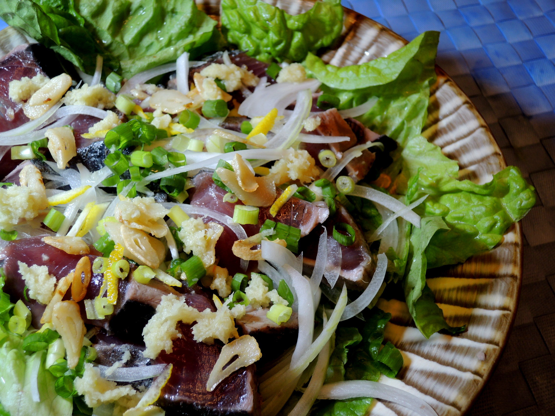 魚のプロ 生かつお 鰹 のたたきレシピ。味と香りはたたいてなじませるのが正解！三越伊勢丹の食メディアFOODIE フーディー
