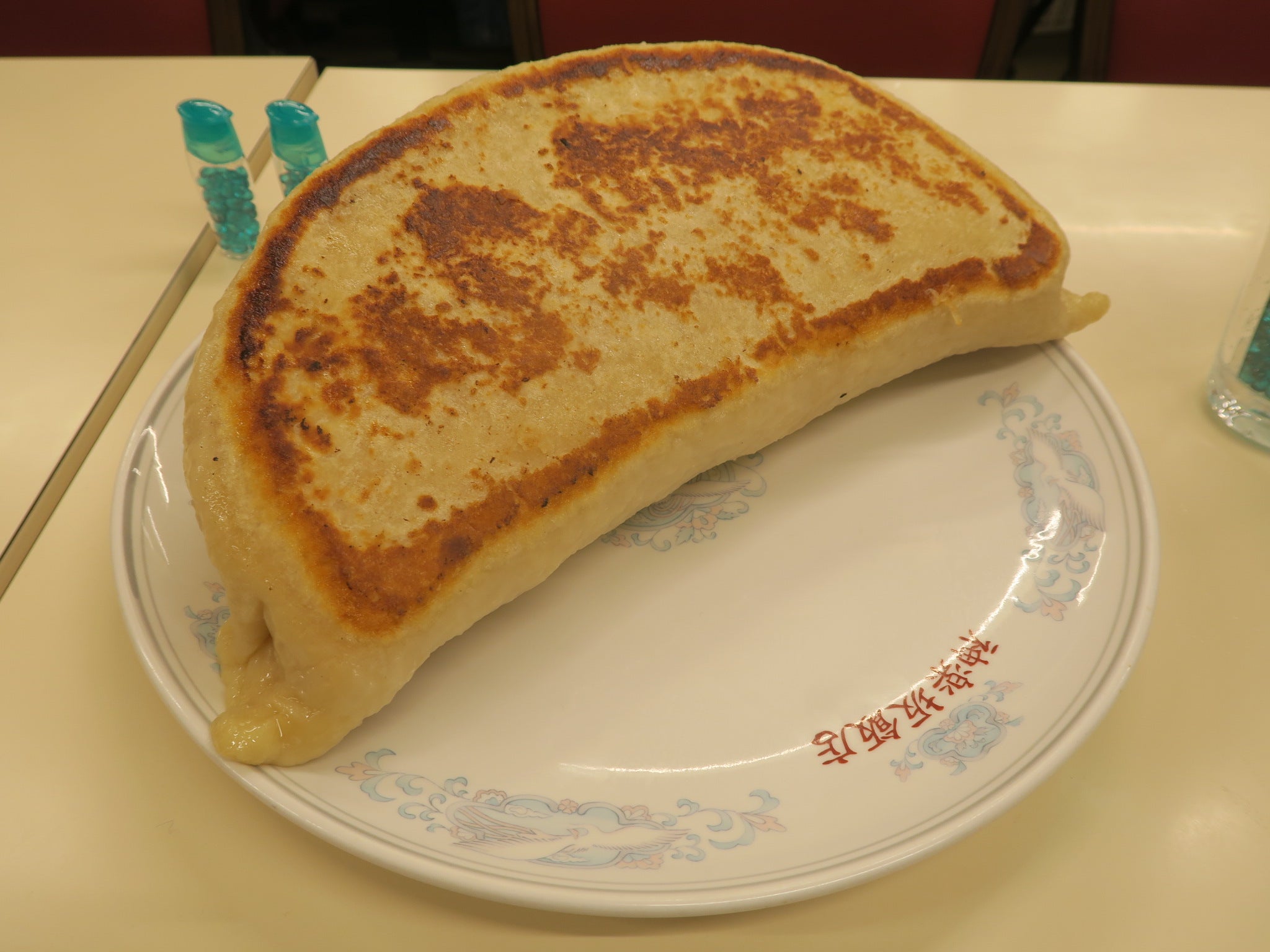 神楽坂飯店」のジャンボ餃子を食べる。 : 女性ゲームプロデューサーの“旨い”を探す大冒険「メシクエLV34」