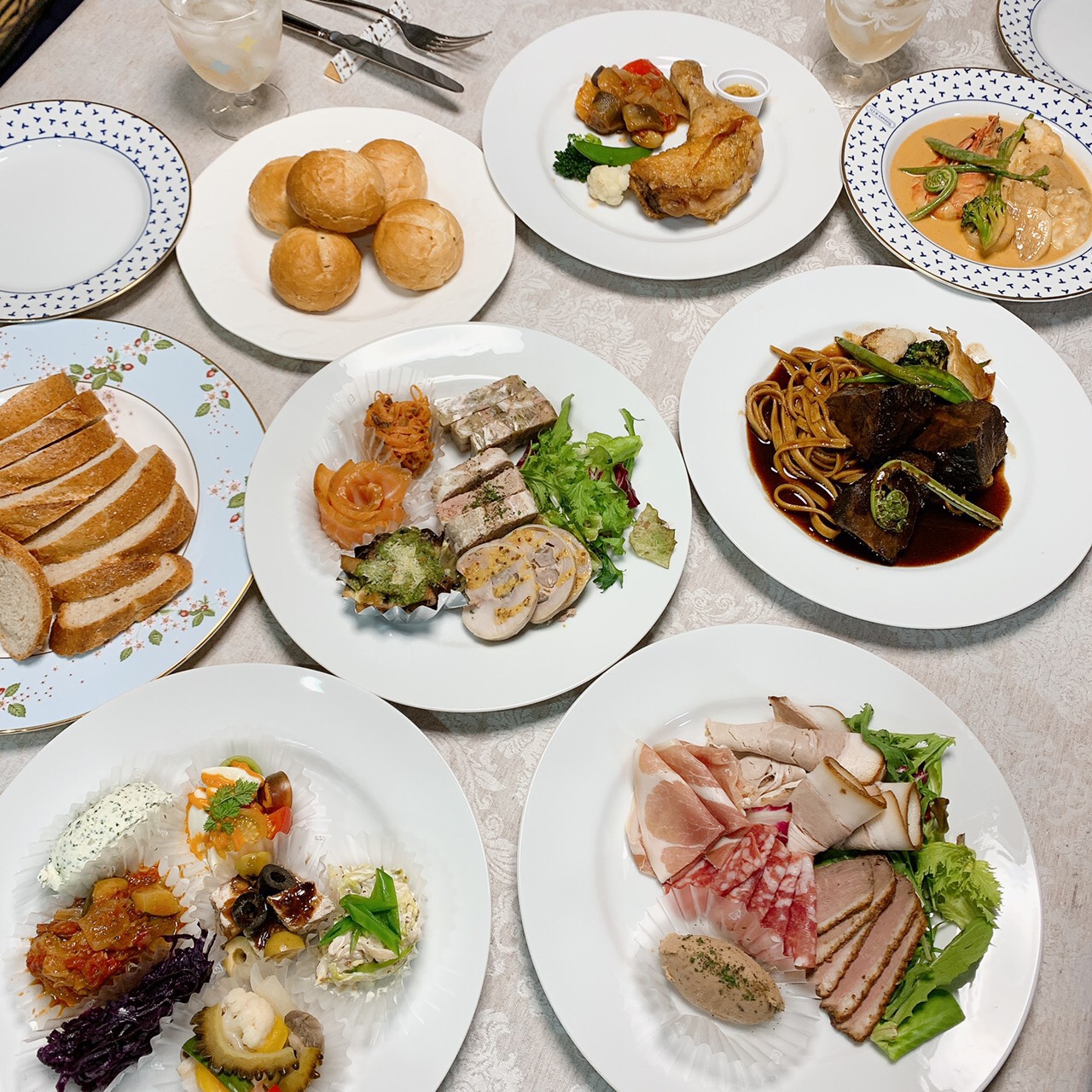 新刊紹介📚少しの手間をかければ、料理は劇的においしくなる！ 『おうちでギリギリ作れる究極フレンチ』4月24日発売🍳プロの料理人が惜しみなく教える、家庭でも再現できるよう工夫を凝らした本格フランス料理。下拵えやソース作りなどの手間が、ひとつひとつの工程の