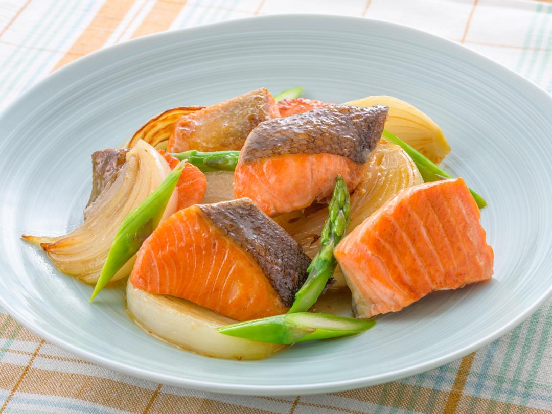 肉厚♡『鮭のごま甘酢照り焼き』男子も喜ぶお魚レシピ♩