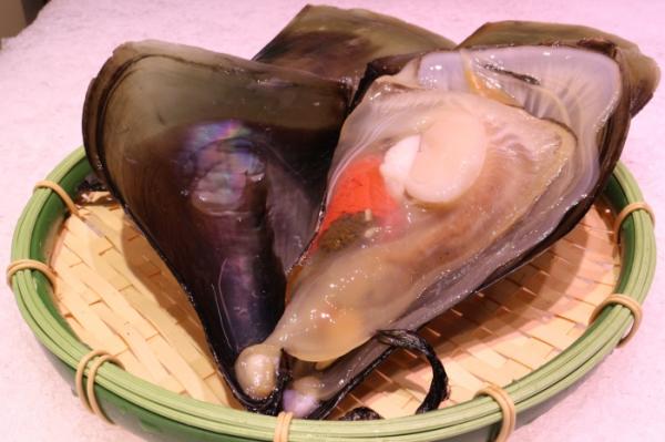 🌸💫季節限定商品 今が1番旬です。特大の天然平貝をお届けします✨🌊 愛知県三河湾で獲れた天然平貝です。 １度も冷凍されていない、生の平貝です。身の厚さ・甘み・食感が格別です✨🥇 活きたままお届けしますので、 お刺身・寿司ネタ・バター焼き等でお召し上がり