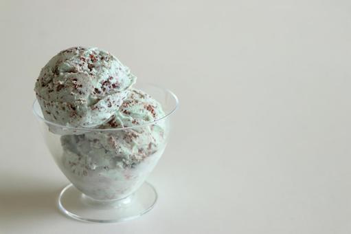 フリーイラスト～チョコミントアイスクリーム～を追加！そざい屋ベリィ