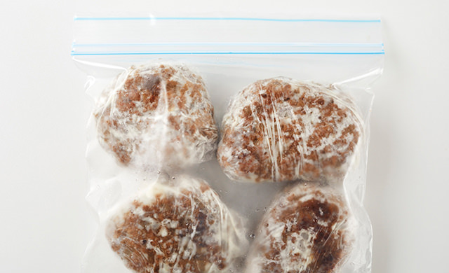 ハンバーグ冷凍方法は2種類！保存期間や解凍方法、おいしさを比較 - macaroni