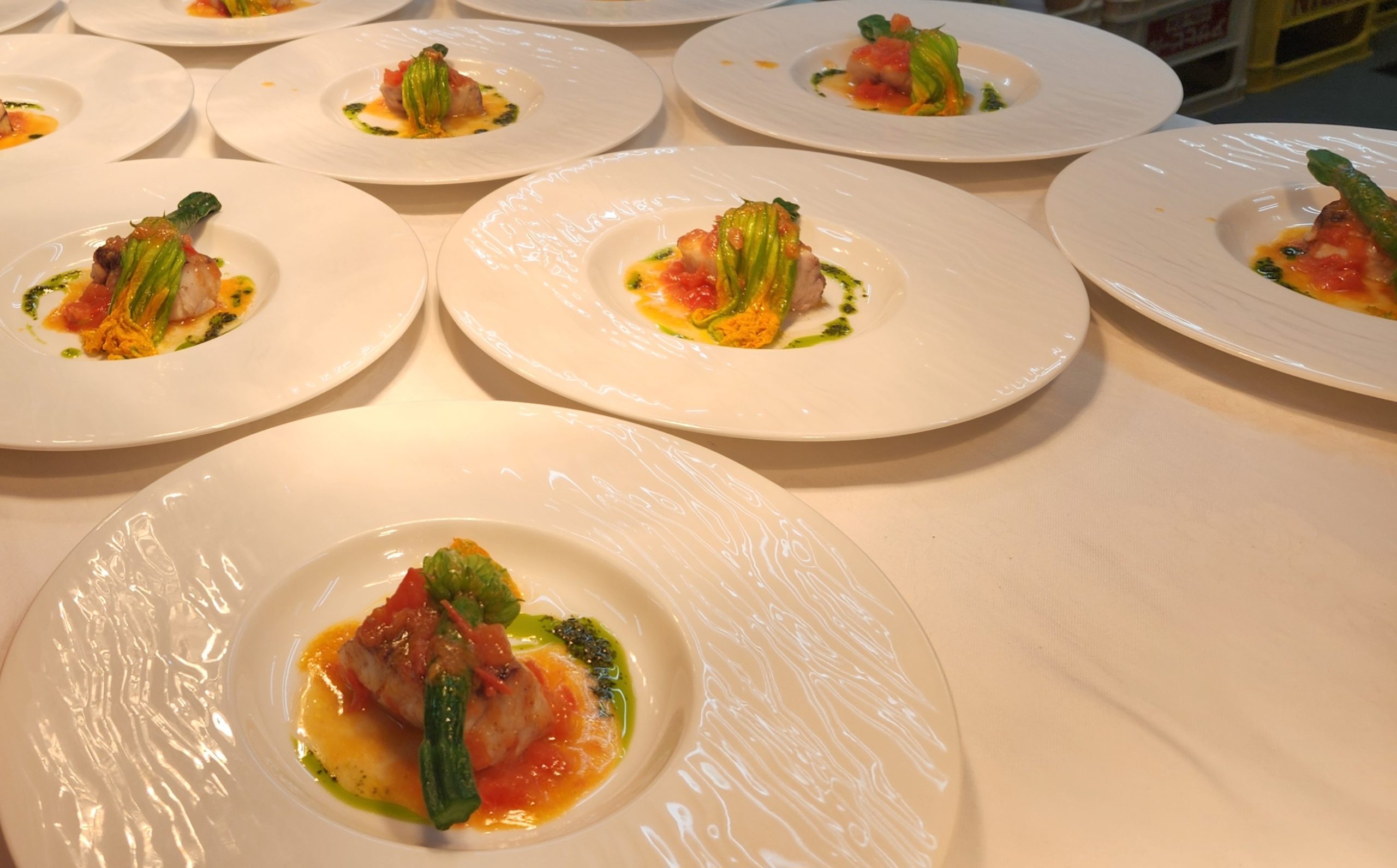 庭のバジル収穫♡, 放置してたら所々花が咲いちゃって、早くジェノベーゼつくんなきゃ〜と思いつつ放置してたら満開になってしまいました , ,バジルクリームソースの材料 ,※ざっくり目分量です😦本格派のジェノベーゼはお店で。家では冷たくした豆乳クリームと氷水で締めた蕎麦でヘルシーにさっぱり~~‼︎, ▪︎ バジル 山盛り, ▪︎ 豆乳300ml-, ▪︎ オリーブオイル大3-, ▪︎