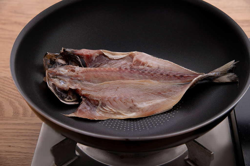 焼き魚はフライパンで10分！干物・切り身・一尾の間違いない焼き方を料理人が解説@Living アットリビング