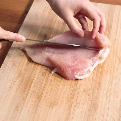繊維の切り方を工夫するだけ！鶏むね肉が柔らかくなる切り方 家事えもん凡人主婦の暮らしメモ