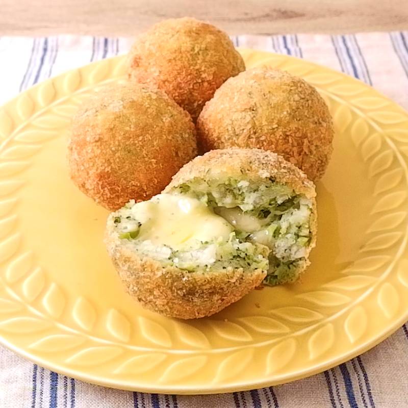 食べているの、実は私たちが普段食べているブロッコリーの頭の部分。実は つぼみのかたまり ！「花蕾 からい 」と呼びます🥦🌼つぼみなので収穫せずにいると菜の花のような花が咲きます！ ブロッコリーのように花の茎やつぼみ、花そのものを食べる野菜を「花菜類