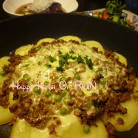 熱々がおいしい！じゃがいものミートチーズ焼き