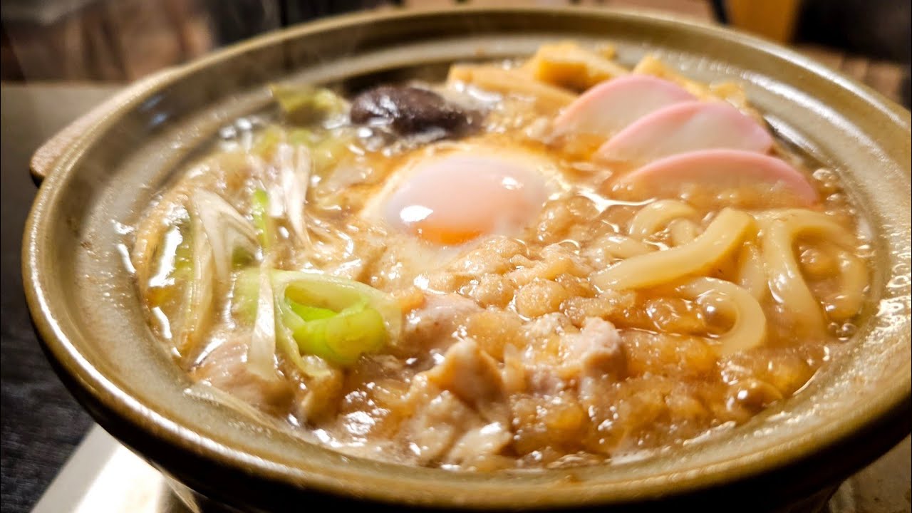 15分でズボラ飯！, レンジで簡単「もちもちナポリタンうどん」, ., ★料理苦手なあなたでも、早い簡単美味しいを作れます！★, .,土日の更新は過去の人気メニューです。ご質問などはコメント欄にお気軽に！, ., ., パスタの代わりにうどんを使ったナポリタンです。,うどんのもちもち感が美味しいですよ！, ., .,作り方 , 1.玉ねぎ1 4個を薄切りにする。,