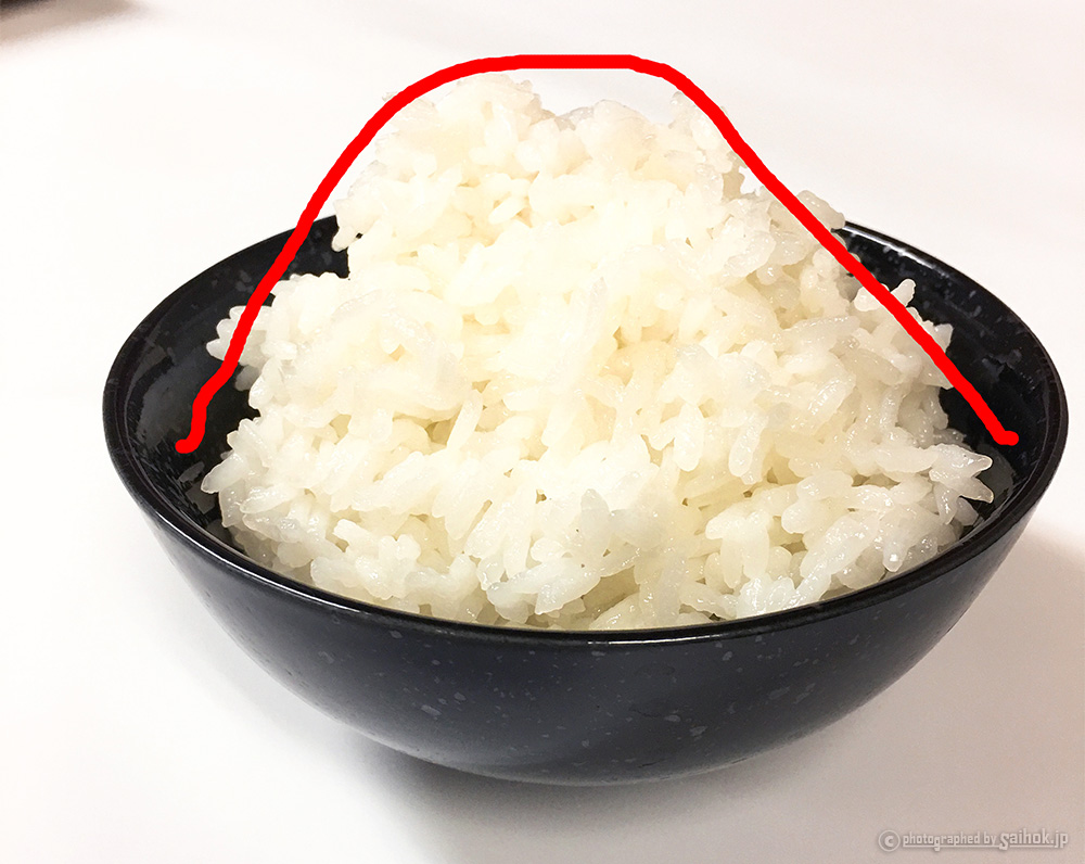 誰でもできるローストビーフの盛り付け方🥩 ①家庭にあるお皿の中央にソース皿を置きます ②お好みの野菜をソース皿の周りに盛り付けますちょっと多いかも！ぐらい盛るのがポイント ③ローストビーフを2.3枚持ち、皿の外側から野菜を覆うように盛り付ける 焼き目の向きが