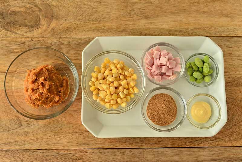 味付けはたったのひとつ♪, 『10分で簡単♪即席味玉』, 材料 2人分 , たまご 4個, めんつゆ 2倍濃縮大さじ3, 大葉 2枚,白いりごま 適量, 作り方, ①沸騰したお湯に、冷蔵庫から出した卵の底にピンで穴を開けて入れ、転がしながら6分30秒茹でる。茹で上がったら氷水に入れて一気に冷まし、殻を剥く。, ②フライパンにめんつゆを入れて中火で沸騰させ、卵を転がしながら3分煮詰める。,