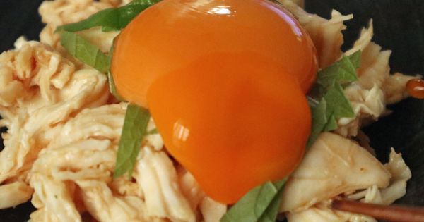 卵黄とピリ辛だれが最高！「鶏ささみとくずし豆腐のユッケだれ丼」