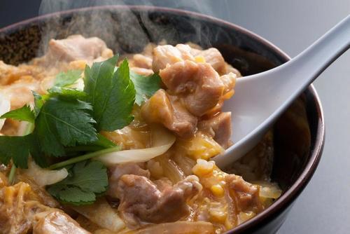 15分親子丼弁当5日分の冷凍弁当🍱 その他の腸活簡単5日分冷凍弁当レシピは@rakuraku_tsukurioki から❣️材料と調味料🔽材料・米 2.5合 ・玉ねぎ 1個分 ・鶏もも 400g ・卵 5個 ・青ネギ 好きなだけ調味料・水 100ml・しょうゆ 50ml ・白だし 大さじ