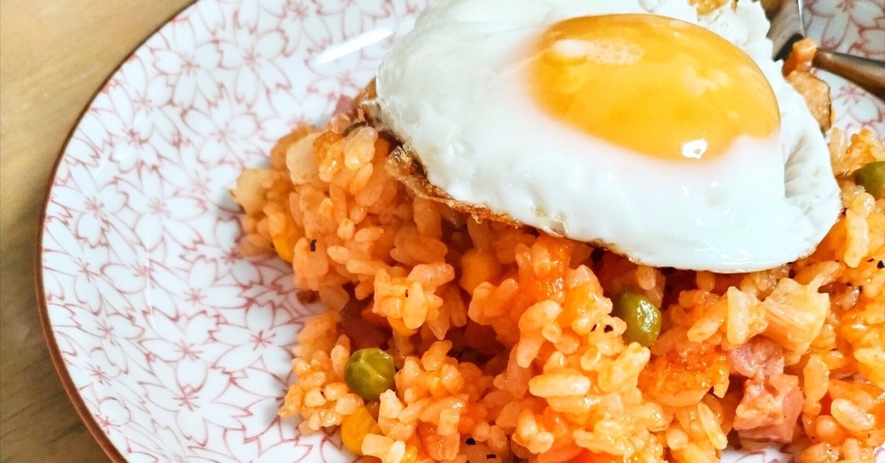 炊飯器でケチャップライス。プリプリウインナーと中濃ソースのスパイシーさがアクセント