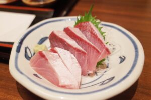 一軒の立ち寿司から始まったスシロー。42年目も「すしに真っすぐ！」。鮪の王様“本鮪”の赤身、中とろ、大とろが一皿で食べられる「本鮪3貫盛り」が税込360円～で登場！株式会社FOOD & LIFE COMPANIESのプレスリリース