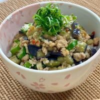 シャッキリレタスとひき肉の旨み丼