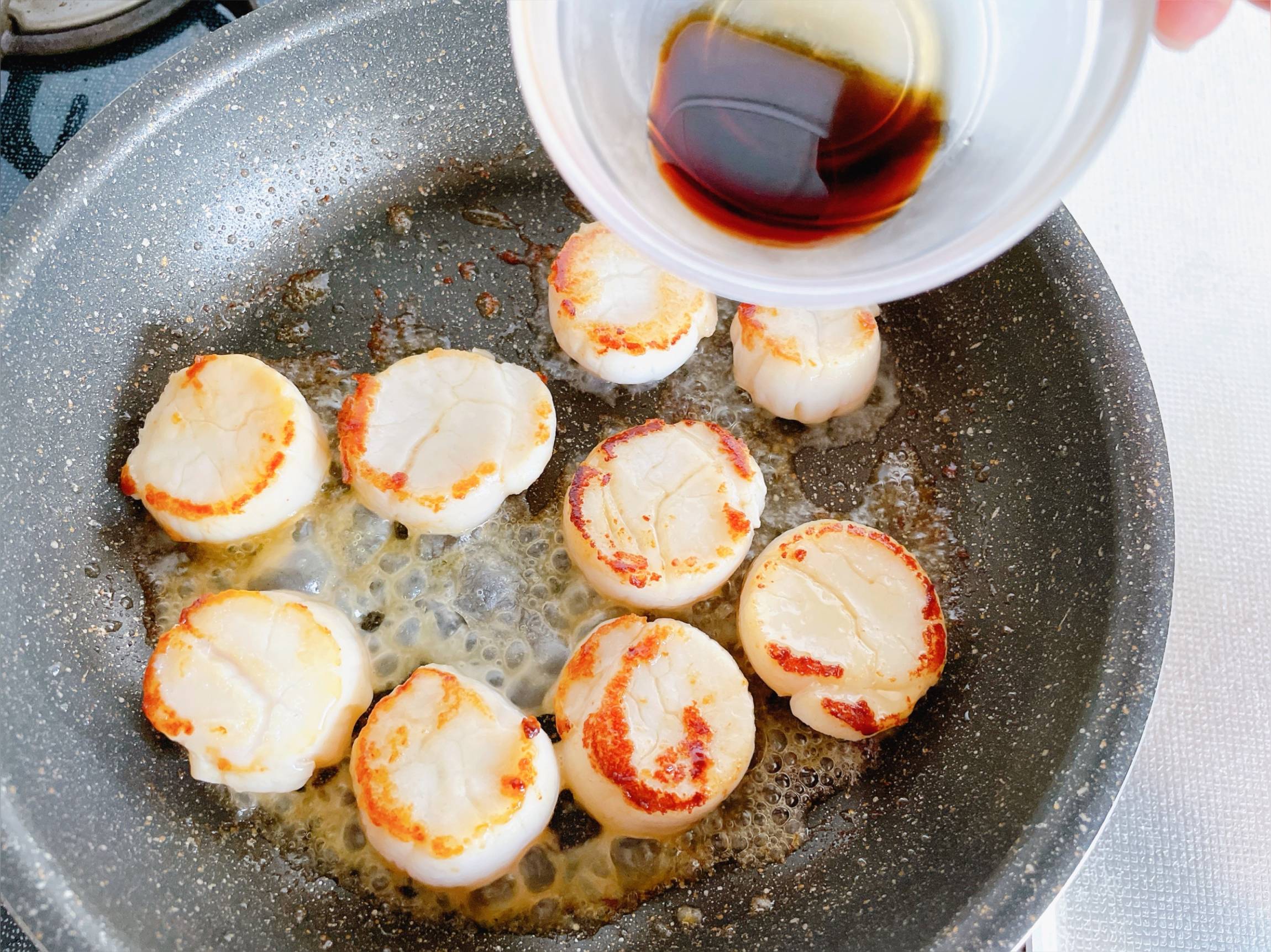 冷凍ホタテの美味しい解凍方法」 いつも紹介している”ホタテ” その正しい解凍方法をお教えいたします☺️ 解凍方法に気をつけるだけでホタテのプリップリ具合が全然違います！正しく解凍して、色々なレシピでホタテ料理を作ってみてください！ もちろん解凍したての新鮮