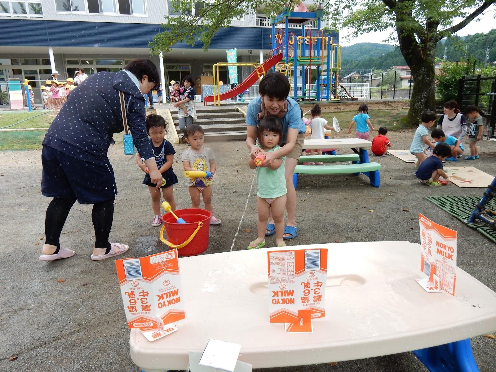 牛乳パックやペットボトルを使って。子どもの遊びのプロに教わる、おうちでできる「水遊び」kodomoe コドモエ —「親子時間」を楽しむ子育て情報が満載