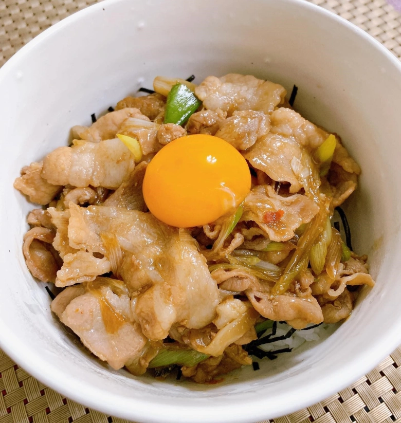 おうち韓定食』 お昼ご飯にキンパと卵ワカメスープ。 スリコの韓国シリーズ、キンパの台が可愛すぎて 即買いしてしまったー！ ・ ・昨夜は推しライブにいったので そのコーフンのままに完全に自己満ランチポスト。 嗚呼楽しかったなぁ。 アクスタは2個買って同じやつで