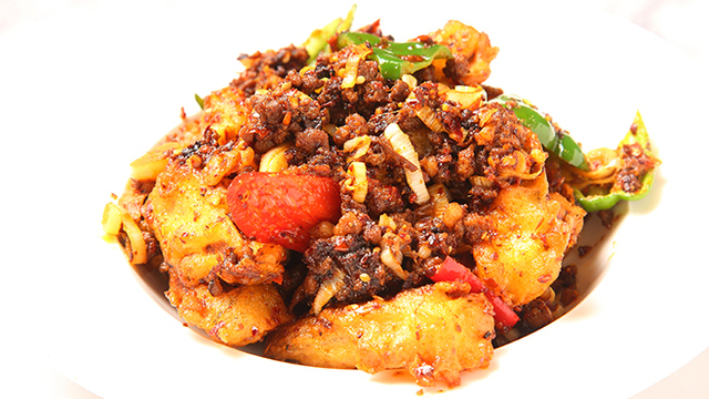 お皿がフリスビーのように飛んできて、愛想はほぼ０なのに癖になってしまうレストランとは。香港パンダトラベル PandaBus