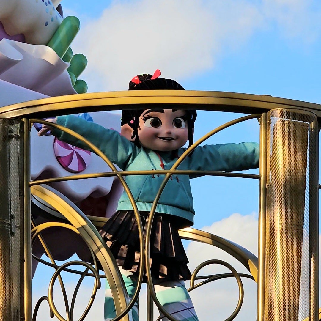 東京ディズニーランド新イベントのフロートがお菓子たっぷりでかわいすぎる！ 「イッツ・ア・スウィーツフルタイム！」を観てきた - トラベル Watch