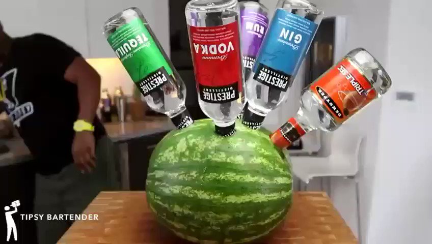 ウォッカ入りスイカの作り方:2つの楽しいフルーツレシピ