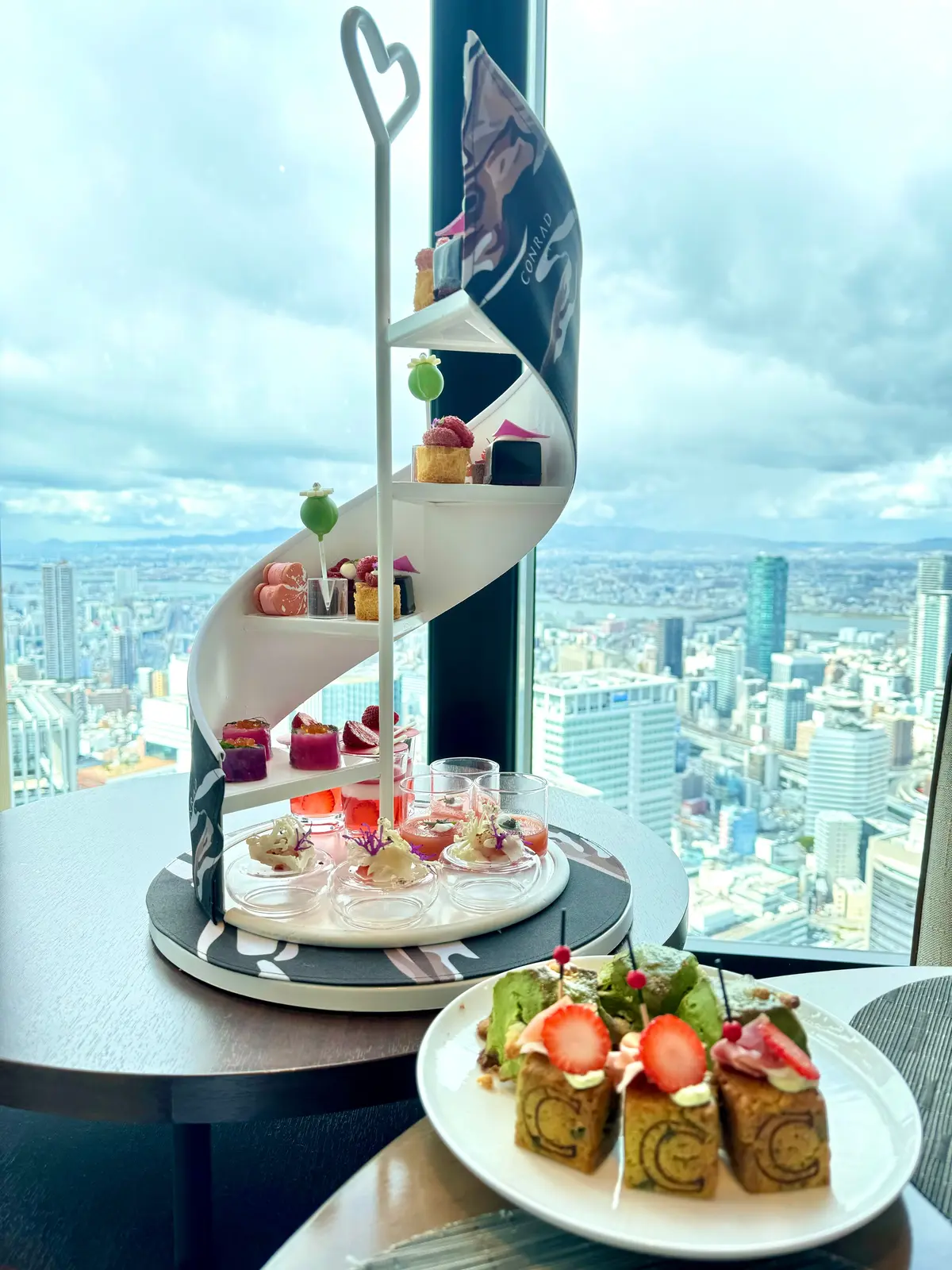 コンラッド大阪 「モノクロ・レオパード」 アフタヌーンティー を 9月1日 火 ～10月31日 土 まで開催コンラッド大阪のプレスリリース