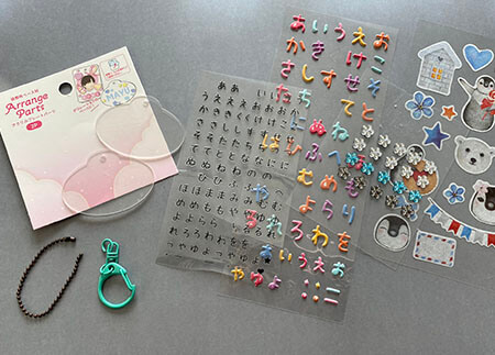 100均材料 名前入りキラキラキーホルダーの作り方レジン初心者でも簡単！おうち時間を楽しく！自分だけのお気に入りを作ろう 親子クラフトやプレゼントにも