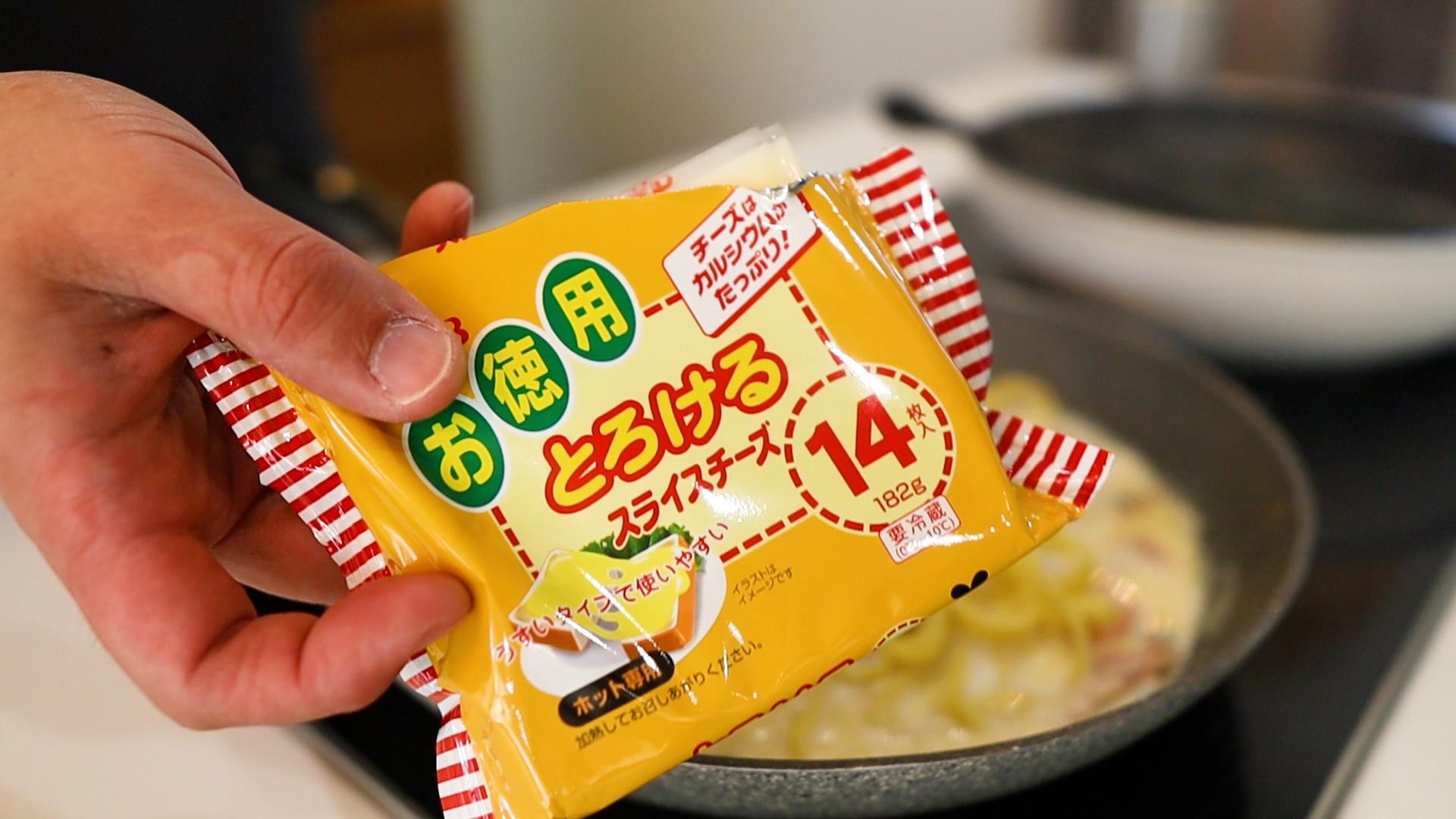 虚無チーズパスタ , 水 280cc, コンソメ 小さじ1と1 3, 1.6mmのパスタ 100g, 牛乳 120cc, バター 10g,ピザチーズ 50g, 黒コショウ 適量,水260cc、コンソメ小さじ1と1 3を入れて沸かし、1.6mmのパスタ100g入れ5分煮て牛乳120cc、バター10g入れ2分煮てピザチーズ50g混ぜ黒胡椒,★味変でマジスコ,