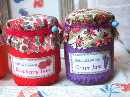 洋梨とオレンジ ジャムの手作りラベルとテーブルの上の黄金の梨壺。選択と集中。の写真素材・画像素材 Image 58794930