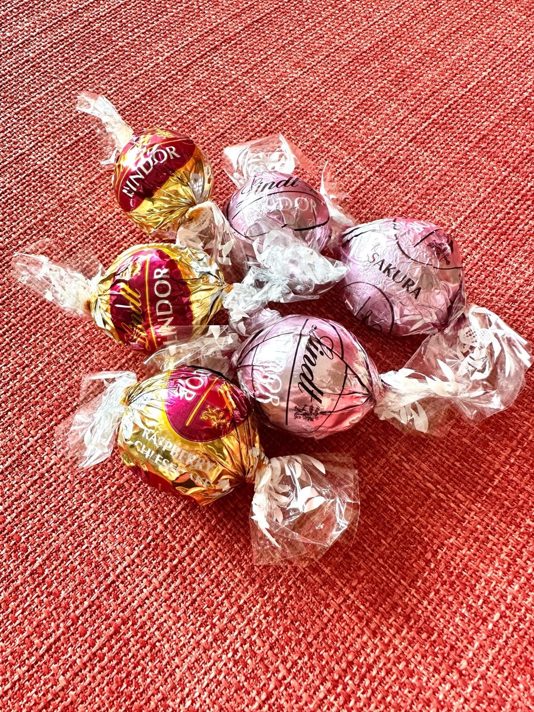 Lindt - 直営店限定☆リンツ リンドール ラズベリー&チーズケーキ 10個入 新作 希少の通販 by ymk's shopリンツならラクマ