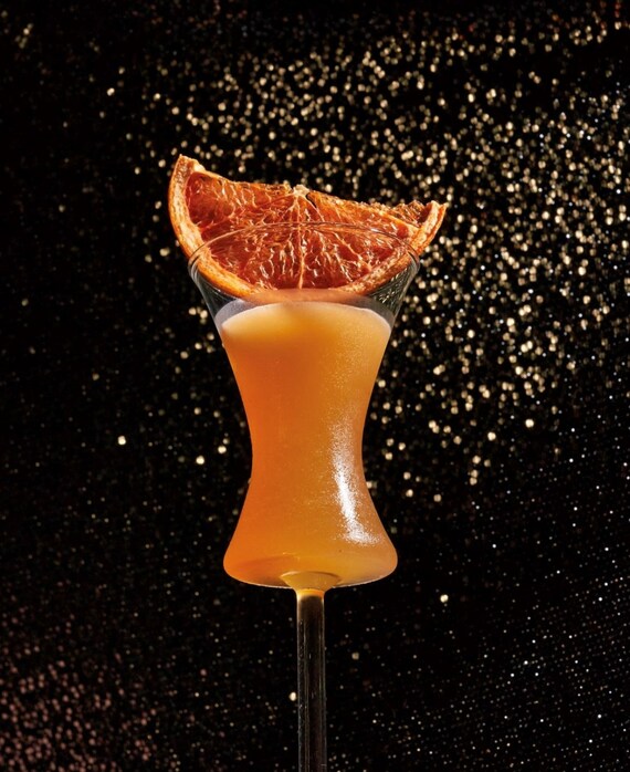 バーボンサトウキビシュガーオレンジスライスチェリーとオレンジピールガーニッシュヴィンテージウッドテーブルコピースペースと昔ながらのカクテルPremium写真