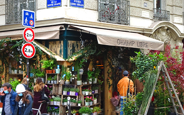 パリ17区 フォトスポットでも人気のお花屋さんDes Champs🌸 パリのレストランやホテルをお花で装飾するお仕事も。repost📸Thank you! @deschamps_fleuriste_paris @solagram_ @prunier.mariegaspardetlisafrance🇫🇷parisフランスパリパリの住人花の都
