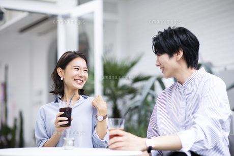 カフェで話す若い男女の写真素材74597851- PIXTA