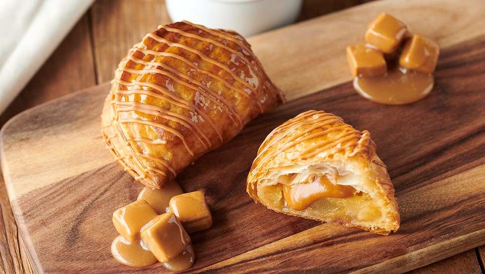 カスタードアップルパイ。 今日ご紹介するのは3つの材料で作れるひとくちサイズのカスタードアップルパイ。カスタードクリームの代わりに焼きプリンを使用する事であっという間にできちゃいます♪トースターで手軽に作れるので良かったらお試しくださいね *´ω