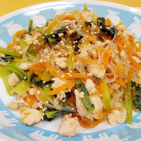 クックパッドプラス2022年 秋号 掲載レシピ 小松菜とひき肉のチャプチェ風春雨炒め - ののママキッチン