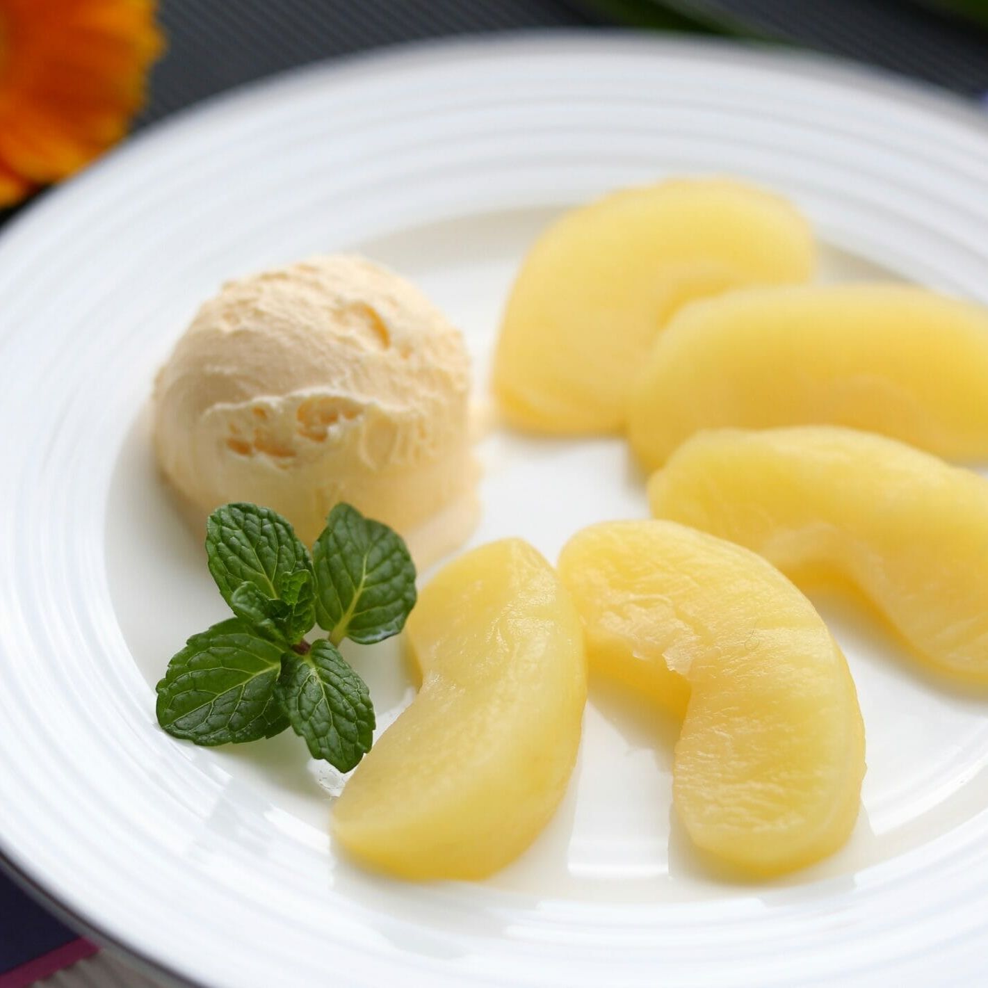 材料 9個分 , 冷凍パイシート 約18×18cm2枚, りんごのコンポート 1個分, レーズン 30g, 卵黄 1個分,ミントの葉 飾り用 あれば適量