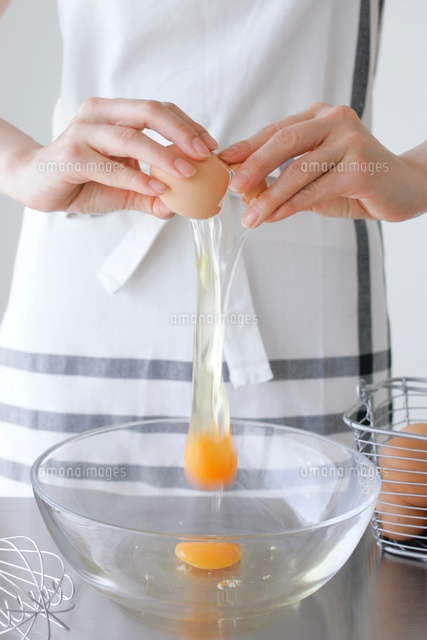 生卵を割るイラスト素材 ボウル ベクター Stock VectorAdobe Stock