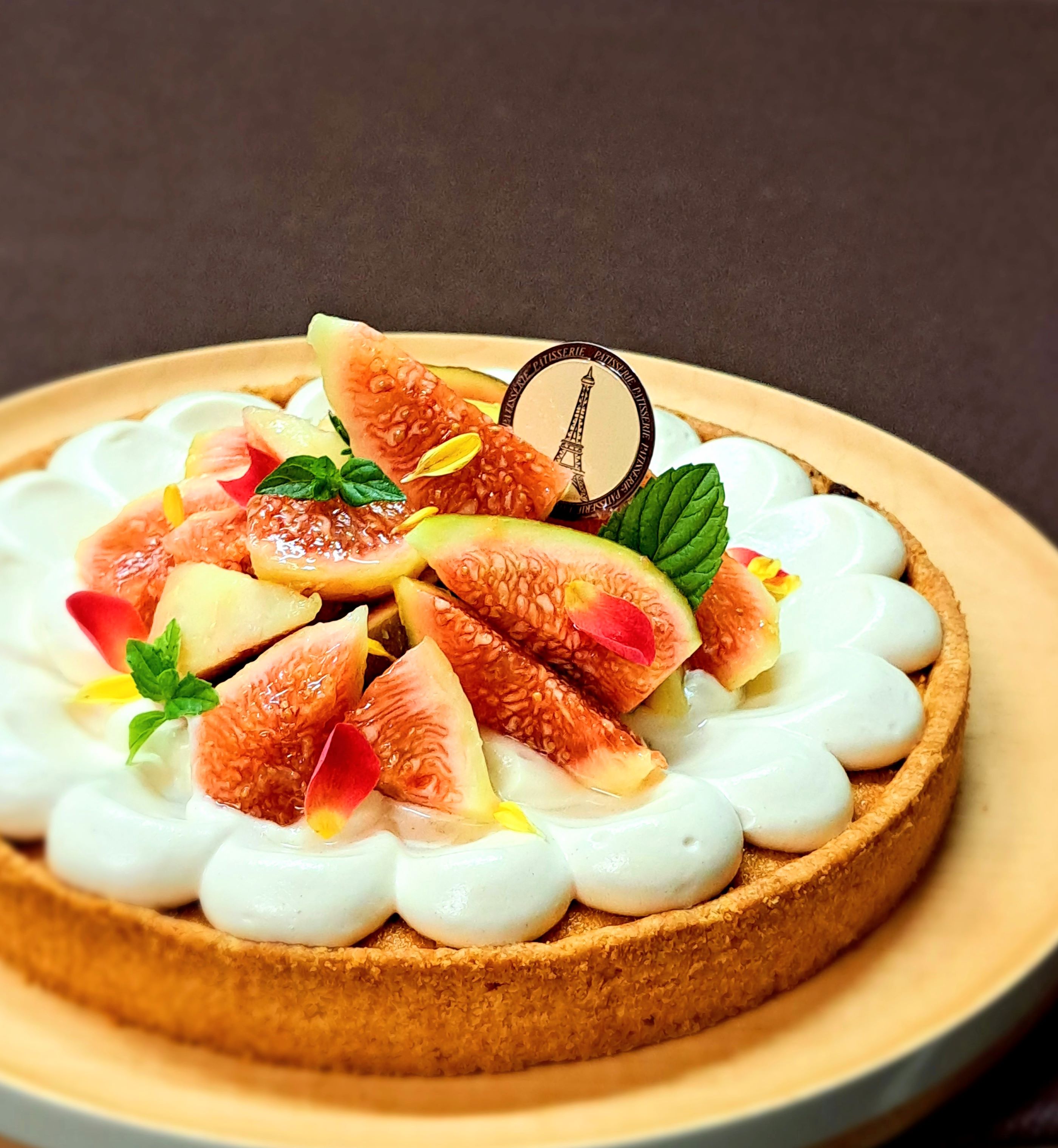 こんにちは。いちじくと紅茶の焼きタルトサクサクとしたブリゼ生地に、紅茶のアーモンドクリームと、いちじくをのせ焼き上げました。ご来店お待ちしております。コムトゥジュールcommetoujoursいちじくタルト