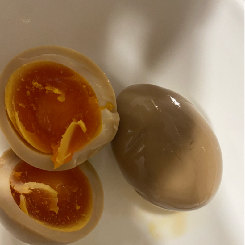 完璧な煮玉子の作り方を検討する樋口直哉 TravelingFoodLab.