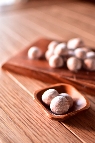 □スノーボールクッキー サクホロ食感がたまらないスノーボールクッキー。 濃厚なココアと抹茶を練り込んで軽い食感に仕上げました。丸めて焼くだけで簡単に作れます☆ とても美味しいので是非お試し下さい♩ 詳しい作り方とレシピはYouTubeの本編にてご覧ください