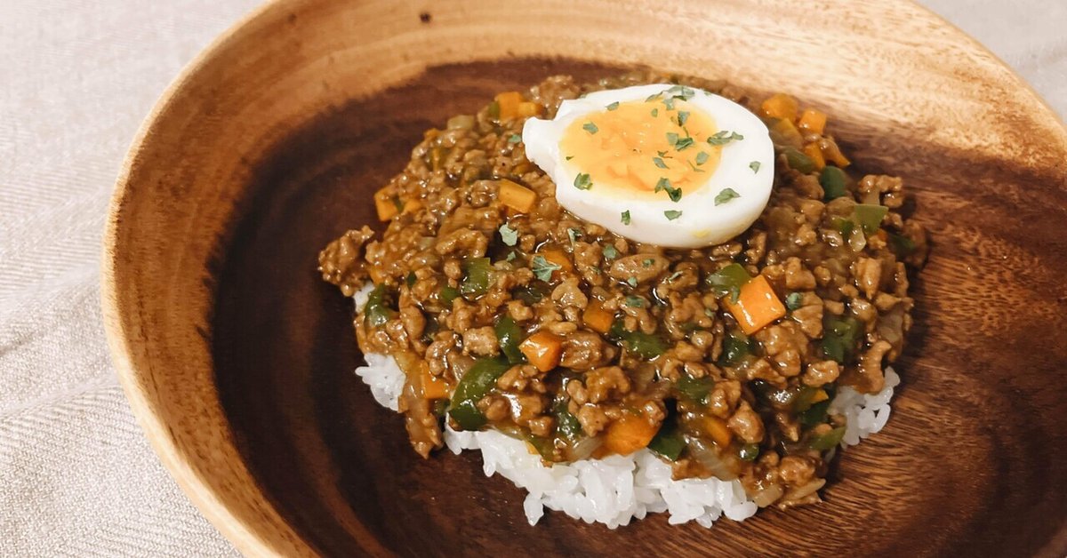 炊飯器で無水キーマカレー！🍛, 📝 作り方 , ・豚ひき肉150g, ・トマト缶1缶, ・玉ねぎ1 2個, ・にんじん1 2本, ・なすび 1 2本, ・ピーマン1個, ・ウスターソース小さじ１, ・バター10g, ・塩こしょう少々, ・カレールー3かけ, 🍳 作り方 ,1.玉ねぎ、にんじん、ピーマンをみじん切りにする。, 2.材料全てを炊飯釜に入れたら通常炊飯で完成,