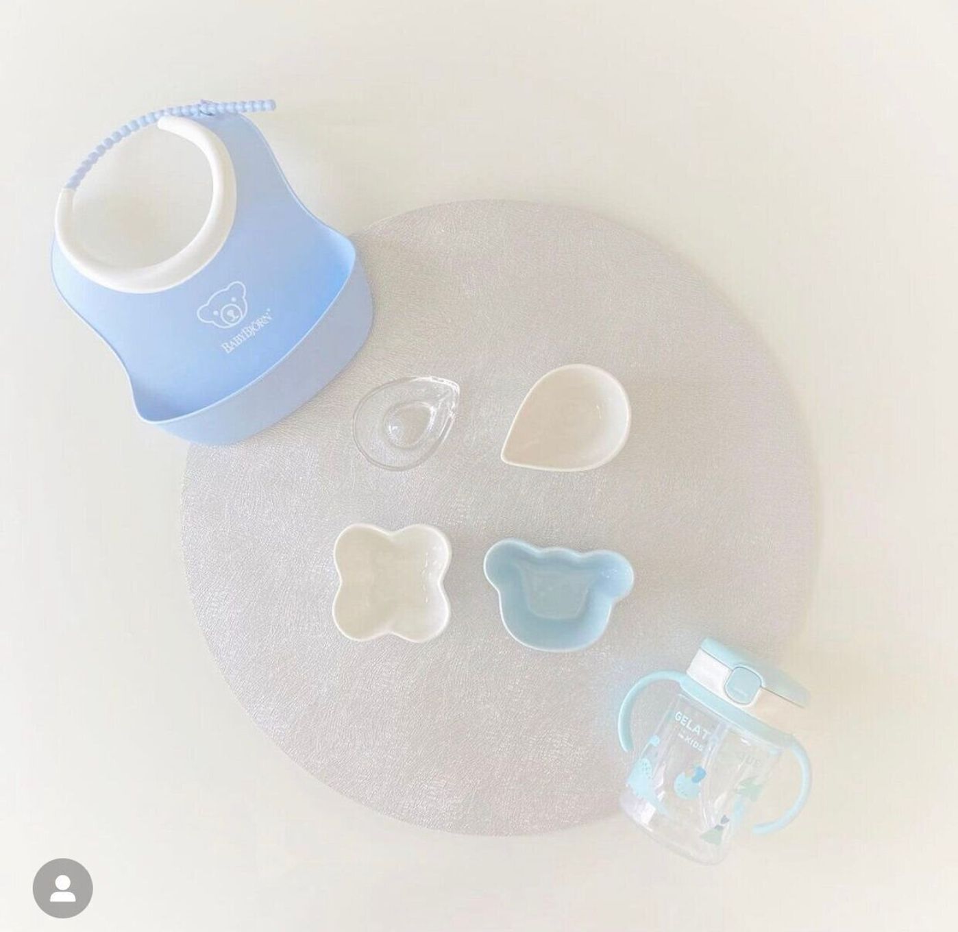 離乳食始まるので 離乳食専用の食器を購入♡ . 右下の二つの取っ手付きのお皿以外は 全てセリアで購入!!!! 取っ手付きのやつは家にあった物で可愛くて使えそうだったので仲間入りに♡ . とりあえず、初めは量も少ないので 小さいお皿で様子を見て 買い足したりしていきた