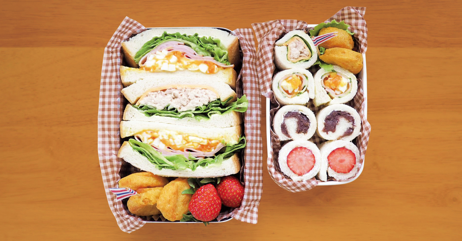 幼稚園お弁当記録𓎩𓌈 水曜日は楽するシリーズ サンドイッチ弁当です𓂃𓈒𖦞 今回は超熟ロールを半分に切って パスタを挟んだパスタドッグとパスタサンドっていうのかな？焼いたハムを挟んだハムサンドです𐩢𐩺 緑が無かったので 冷凍ゼリーのモクローに 頑張って